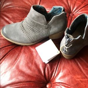 Earth Origins grey NWT 6.5 grey bootie